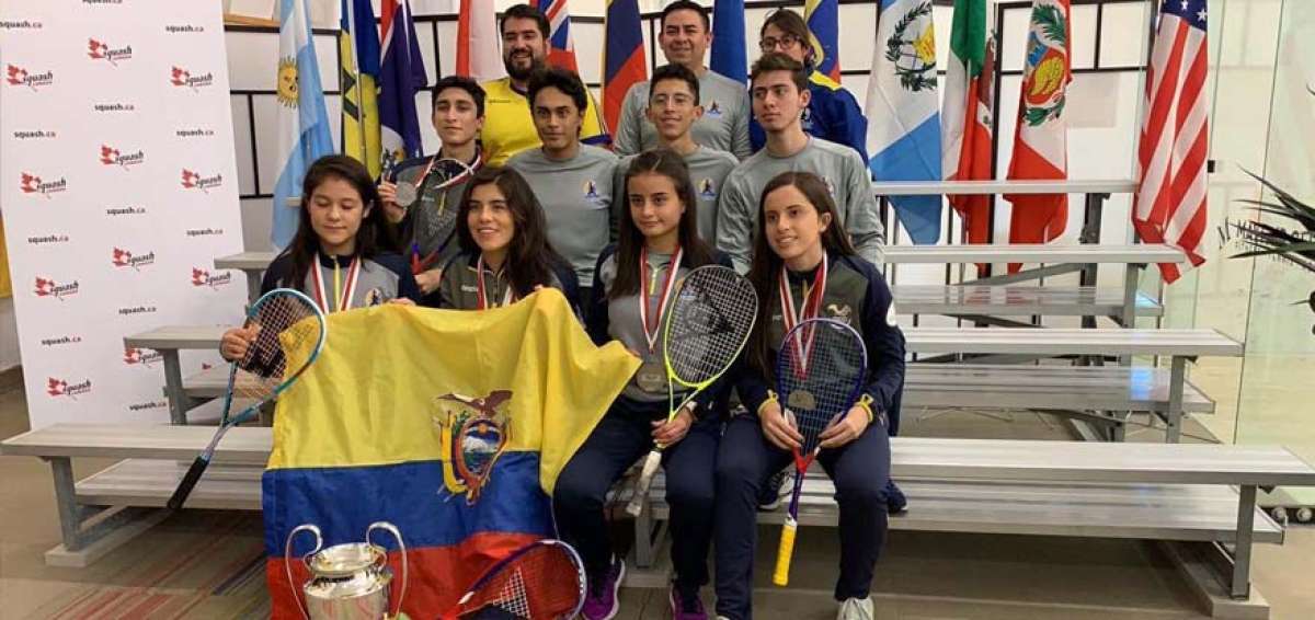 El equipo ecuatoriano de squash posa junto a la bandera y sus raquetas tras confirmarse el primer lugar en el torneo panamericano.