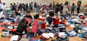 En el Polideportivo Iv&aacute;n Vallejo, voluntarios clasifican las donaciones. 