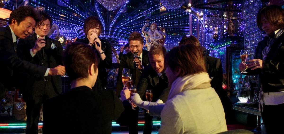 Dos damas reciben la bienvenida con champ&aacute;n en un host club de Tokio. Solamente en esa ciudad existen 260 de estos locales.