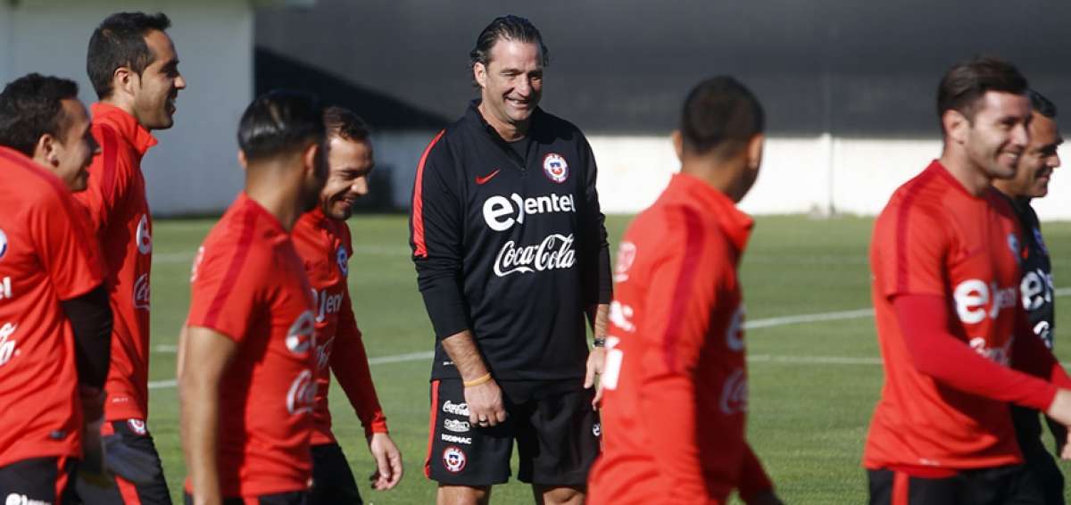 El entrenador de Chile, Juan Antonio Pizzi (centro), es optimista para conseguir un buen resultado en la cancha del estadio Ol&iacute;mpico Atahualpa.