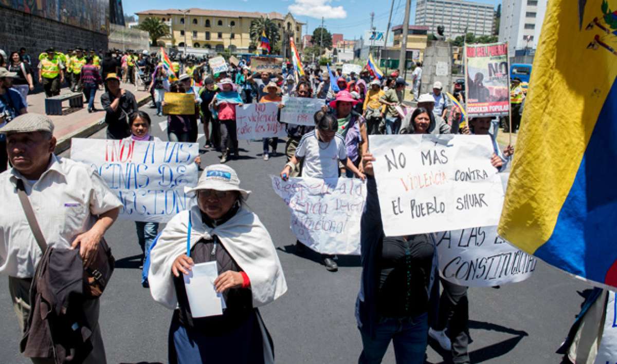 Ayer, los ind&iacute;genas que est&aacute;n en Quito marcharon a la Fiscal&iacute;a para exigir la libertad de los detenidos durante las movilizaciones que iniciaron el jueves pasado. Foto: Marco Salgado / El Tel&eacute;grafo