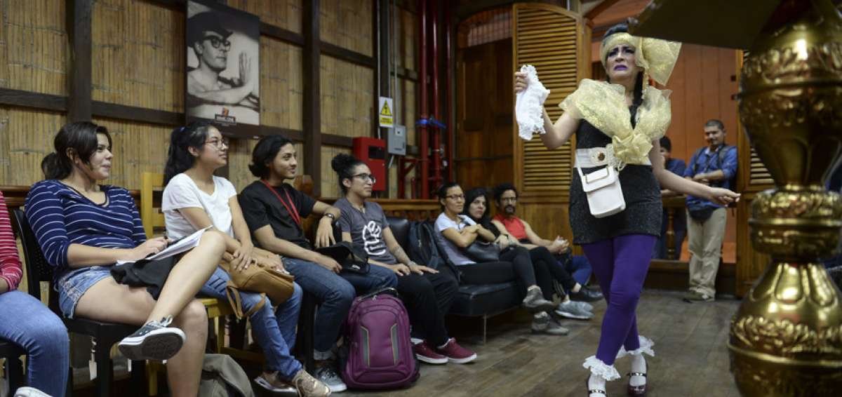 Cada uno de los personajes se aproxima al ata&uacute;d para llorar hasta el cansancio y lanzar alrededor del difunto algo de aquello que le gustaba en vida.
