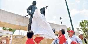 El monumento a Arturo Jarr&iacute;n se encuentra en la renovada plazoleta de la Universidad de Guayaquil. Foto: William Orellana / El Tel&eacute;grafo