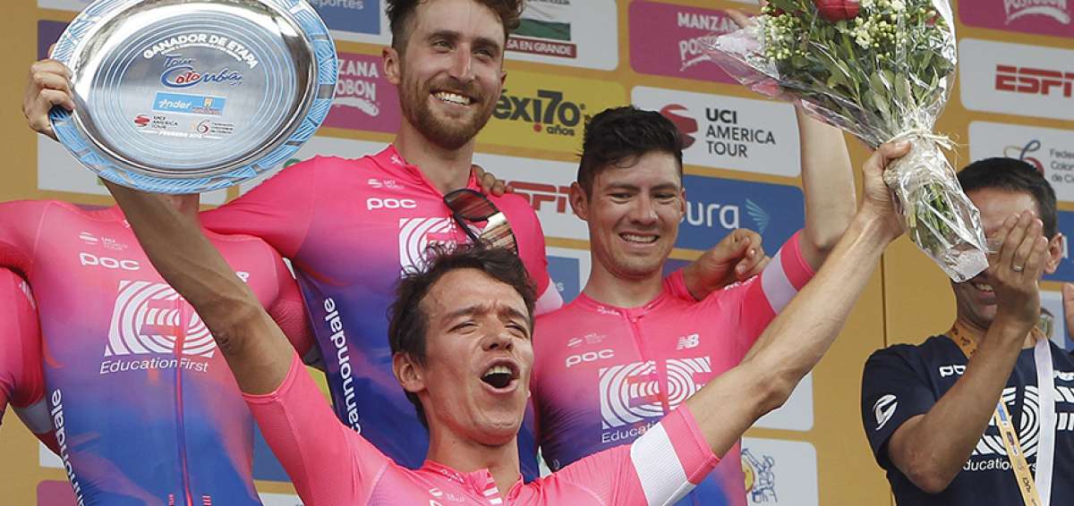 Rigoberto Ur&aacute;n festeja con los brazos en alto junto a sus otros compa&ntilde;eros en el equipo EF Education Firs.