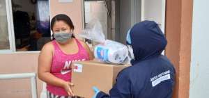 Familias de la Misi&oacute;n Casa para Todos reciben kits de alimentos