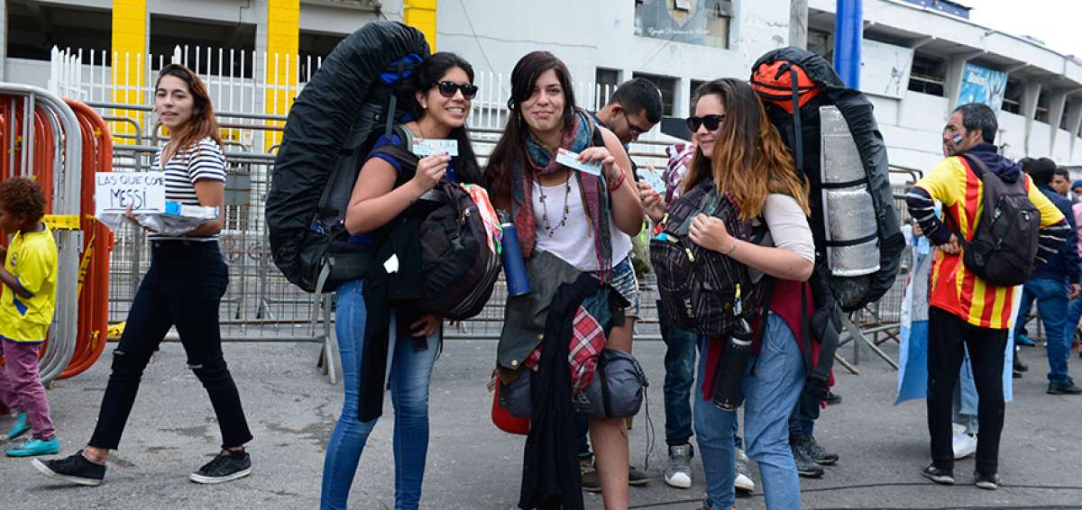Contentas al conseguir sus entradas, las mochileras Nicolle Mart&iacute;nez (i), Mariana Figueroa y Luciana Ruiz esperaron hasta las 14:00 fuera del estadio Atahualpa. A esa hora se abrieron las puertas del estadio.