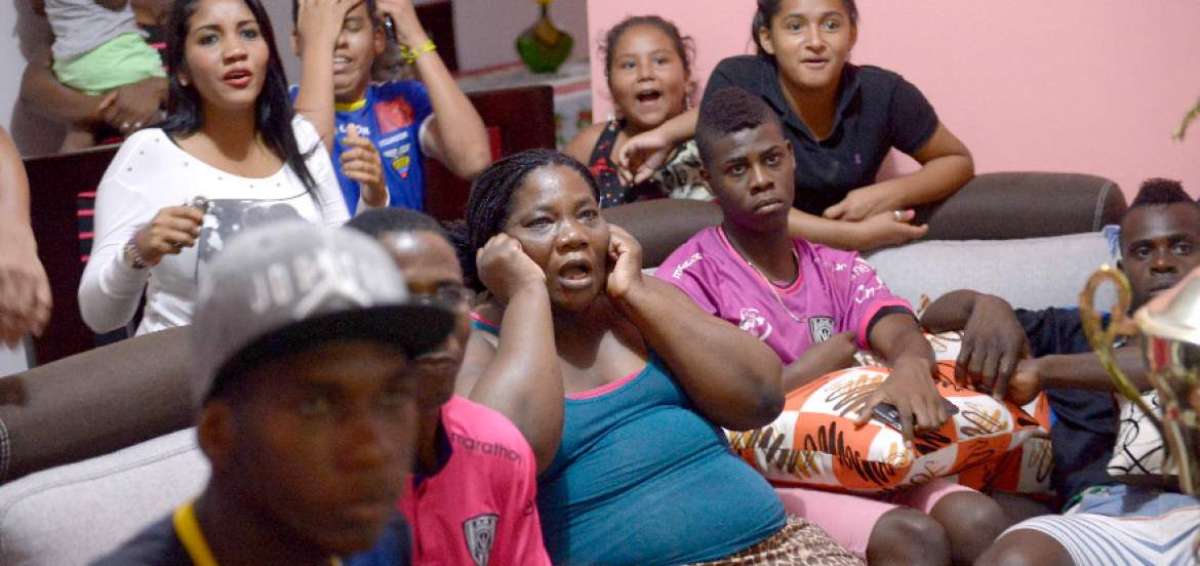 Carmen Medina (c.), madre de Luis Caicedo, observa el partido entre Independiente y Atl&eacute;tico Nacional  en su casa ubicada en la Calle 18 entre la J y la K, junto a su esposo, sobrinos y vecinos del barrio.  
