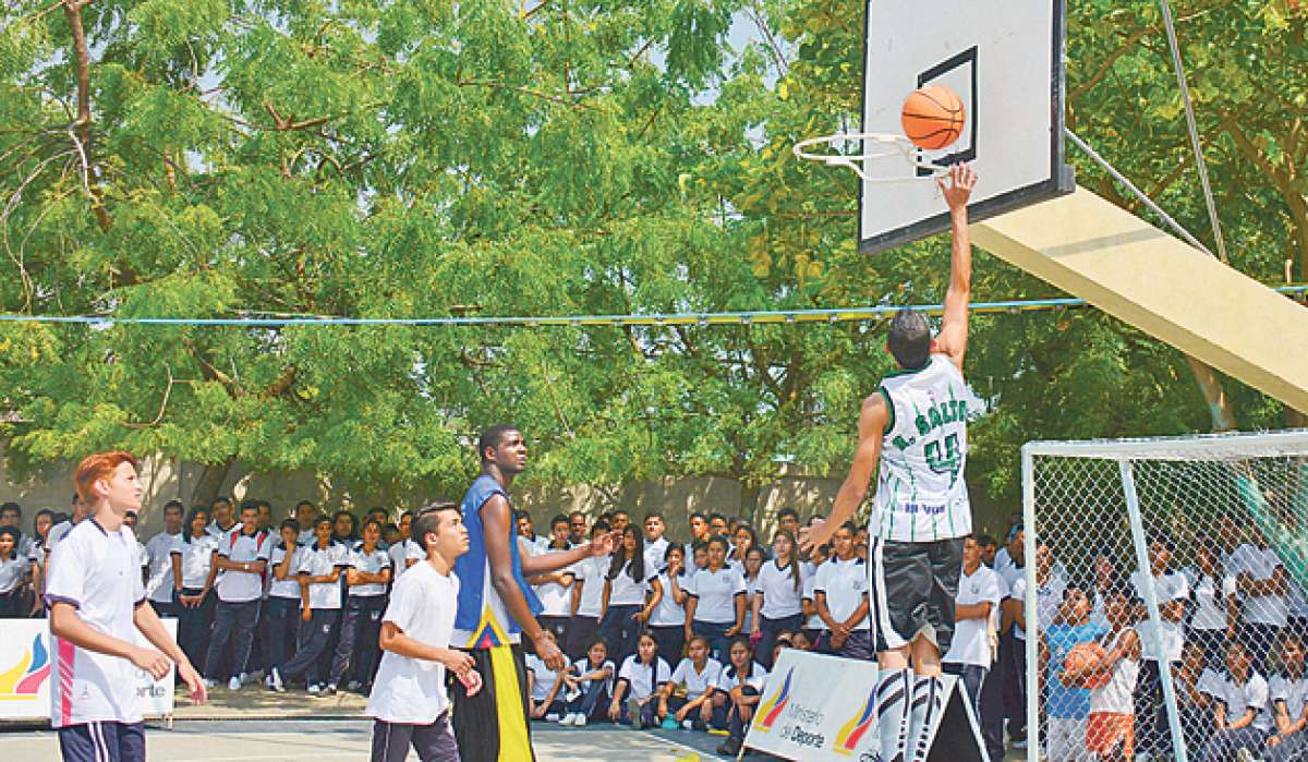 El 3x3 se practica en una cancha de 15 metros de ancho y 11 metros de largo, el equivalente a dividir en dos la cancha de baloncesto normal. Foto: cortes&iacute;a
