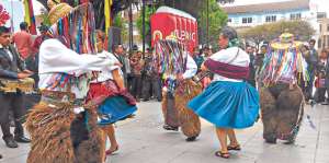 La familia Vanegas represent&oacute; al Taita Carnaval y con ello inici&oacute; a la festividad m&aacute;s alegre del a&ntilde;o. Foto: Rodrigo Matute Torres/ El Tel&eacute;grafo