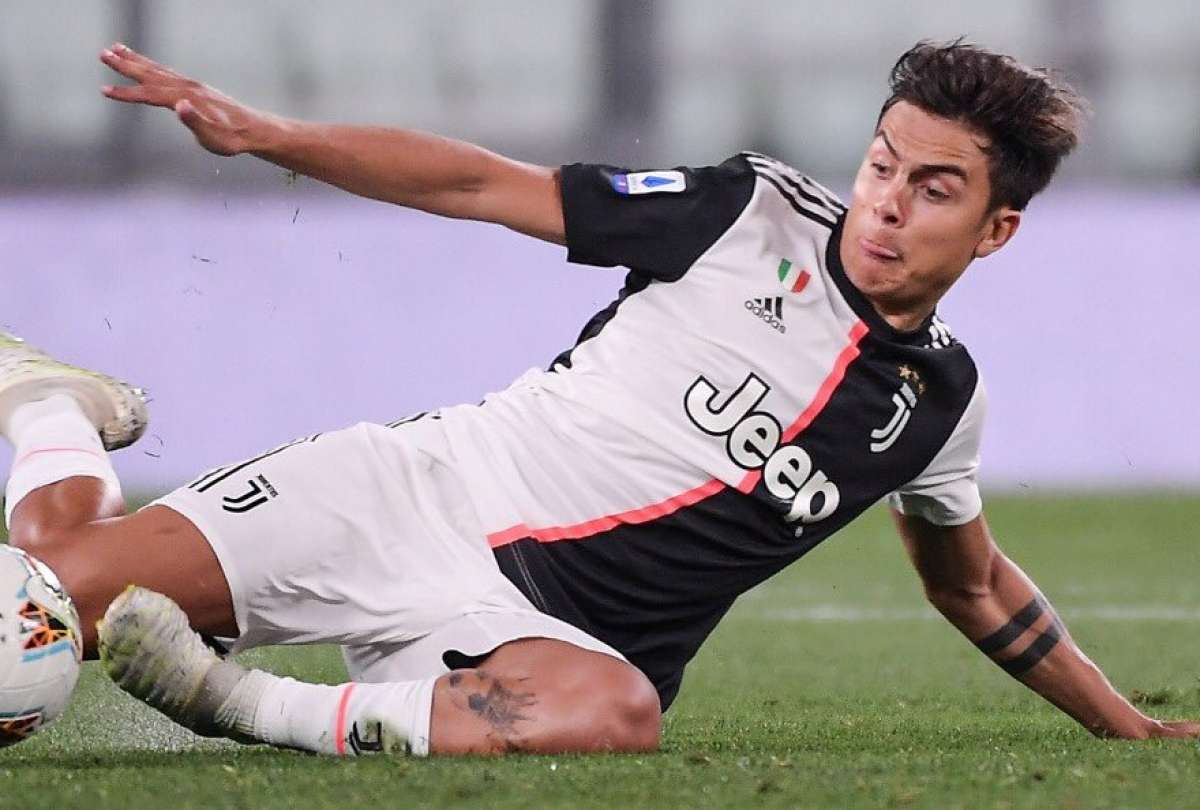 El jugador argentino Paulo Dybala celebra su tanto de penal en la victoria de la Juventus ante el Benevento en el fútbol italiano.