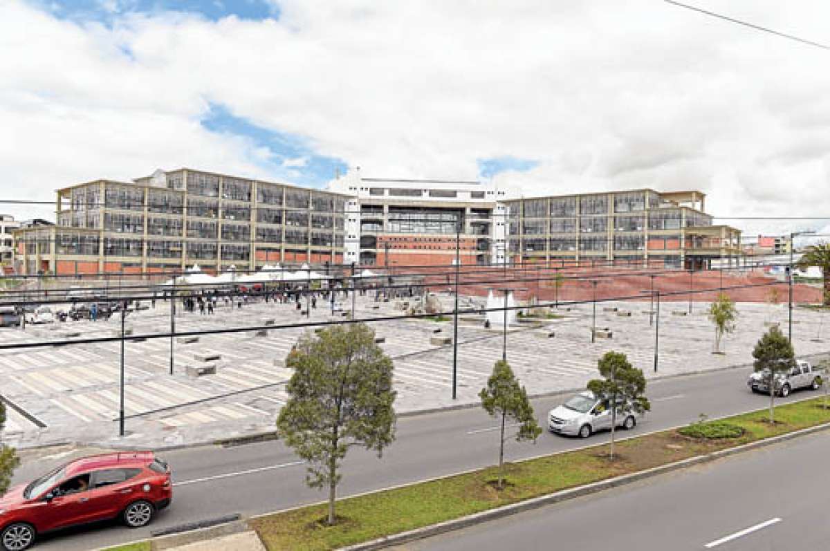 La inauguraci&oacute;n del nuevo edificio Municipal se realiz&oacute; ayer, como pre&aacute;mbulo a la posesi&oacute;n del nuevo Alcalde y su gabinete de trabajo, el mi&eacute;rcoles. Se ubica en el suroriente de la urbe. Foto: Roberto Ch&aacute;vez.