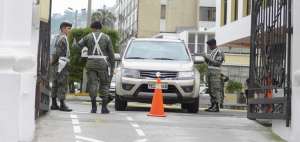 Luego del pronunciamiento del antiguo mando militar, hubo calma en los exteriores del Ministerio de Defensa, ubicado en Quito.