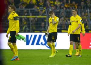 Los jugadores del Borussia Dortmund salen con la cabeza baja tras acumular su cuarta derrota consecutiva. Foto: AFP