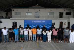 Agentes ejecutaron 26 allanamientos simult&aacute;neos en cuatro ciudades y decomisaron dinero, veh&iacute;culos y armas.