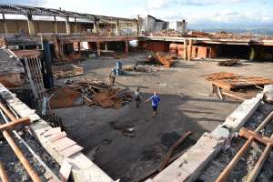 Una vez retirado el techo, las vigas, las bases y los cub&iacute;culos, la reconstrucci&oacute;n iniciar&aacute; en los pr&oacute;ximos d&iacute;as. Los obreros tienen 6 d&iacute;as para terminar de sacar por completo el material. Fotos: Roberto Ch&aacute;vez|  El Tel&eacute;grafo