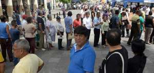 Los due&ntilde;os de predios en Guayaquil formaron extensas filas para pagar los impuestos al Municipio.