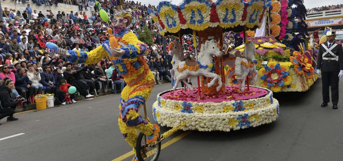 Todos los carros aleg&oacute;ricos que participan en la Fiesta de la Fruta y de las Flores son adornados cada a&ntilde;o con miles de manzanas, peras, claudias, duraznos, as&iacute; como de rosas, margaritas, claveles, tulipanes, y m&aacute;s especies florales.