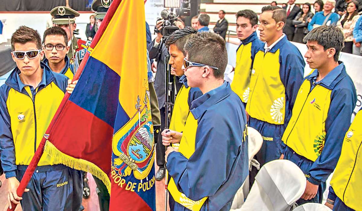 El 30 de julio pasado, la delegaci&oacute;n nacional -conformada por 13 deportistas- recibi&oacute; el estandarte nacional que portar&aacute; hoy en la inauguraci&oacute;n. Foto: Fernando Sandoval / El Tel&eacute;grafo
