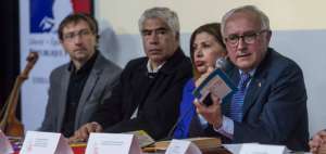 El embajador de Francia, Francois Gauthier (der.), present&oacute; las actividades que se desarrollar&aacute;n en varias ciudades del pa&iacute;s para recordar este aniversario.