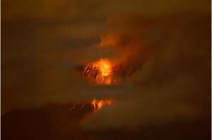 Rocas incandescentes rodaron por los cuatro flancos del Tungurahua desde las 18:30 hasta las 20:30 del mi&eacute;rcoles. El espect&aacute;culo pudo ser visto desde Ambato, Pelileo, Quero y Patate. Foto: Roberto Ch&aacute;vez│El Tel&eacute;grafo