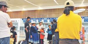 En los aeropuertos de Cuenca y Guayaquil son frecuentes estas imagenes de personas que salen a EEUU. Foto: Eduardo Escobar / El Telegrafo