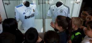 En los pasillos de la Presidencia se encuentran expuestas dos de las siete camisetas que est&aacute;n en oferta.