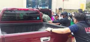 En Guayaquil, los allanamientos se efectuaron desde la ma&ntilde;ana de ayer. En la gr&aacute;fica se observa a uno de los militares que estar&iacute;a implicado en la red de venta de armas a &ldquo;Guacho&rdquo;.