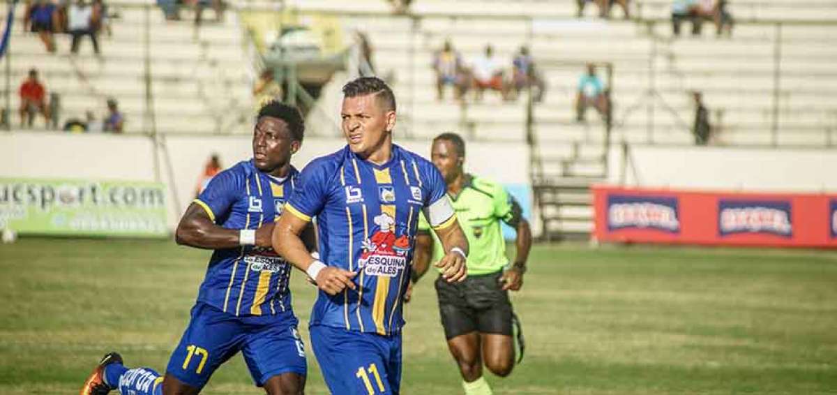 Carlos Garc&eacute;s (der.) y Roberto Ord&oacute;&ntilde;ez (izq.) ser&aacute; titulares ma&ntilde;ana en el estreno de Delf&iacute;n en la Libertadores ante Bol&iacute;var de La Paz.
