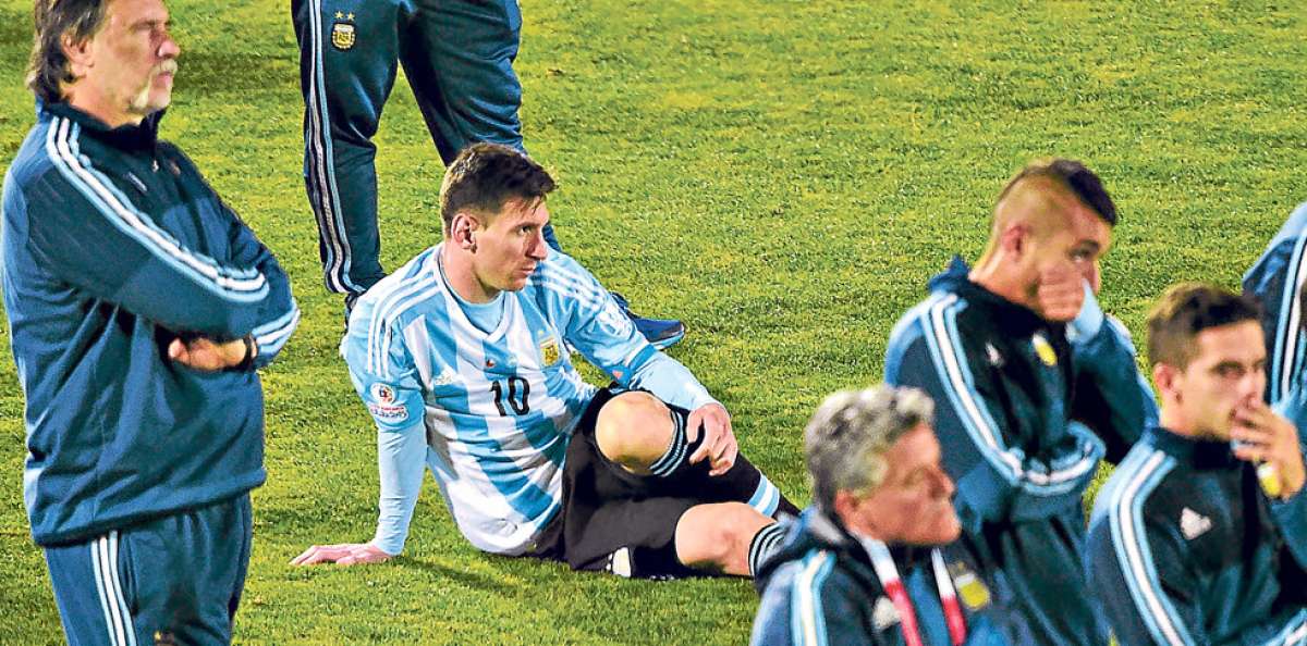 Lionel Messi luci&oacute; notablemente apenado tras perder la final de la Copa Am&eacute;rica ante Chile. Foto: AFP
