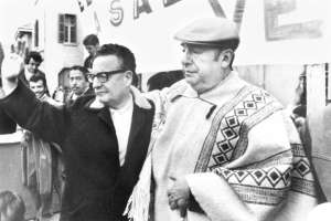 Pablo Neruda, derecha, comparti&oacute; los ideales del extinto presidente Salvador Allende. Foto La Jornada