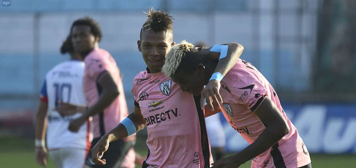El delantero Billy Arce (izq.) celebr&oacute; su gol junto a Bryan Corozo, ayer en el estadio General Rumi&ntilde;ahui.