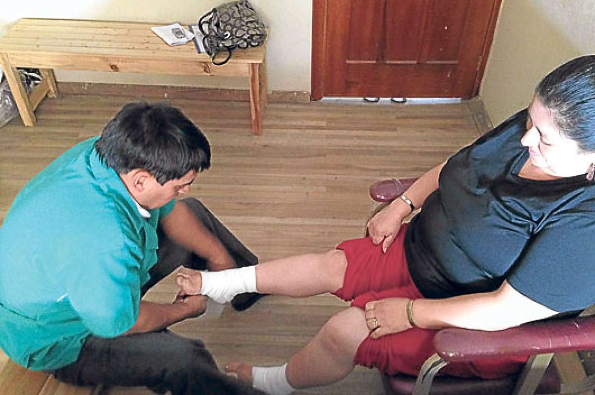 Para Cabrera la eficacia de su tratamiento se debe a que analiza el origen de los dolores de las personas. Casi nunca topa la parte dolorida. Fotos: Diana Vera.