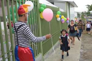 La Unidad Educativa Provisional Dolores Cacuango, en el norte de Guayaquil, recibi&oacute; ayer a 1.700 estudiantes en su primer d&iacute;a de clases. Foto: Jos&eacute; Mor&aacute;n | El Tel&eacute;grafo