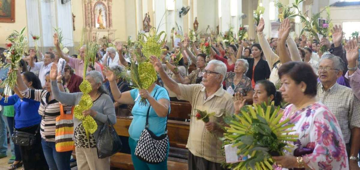 Los fieles portaron ramos elaborados con arbustos permitidos por las autoridades, durante la misa en la iglesia Nuestra Se&ntilde;ora del Carmen, en Guayaquil 
