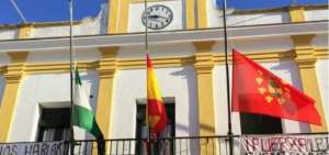 Banderas a media asta en el Ayuntamiento de Trebujena, que decret&oacute; tres d&iacute;as de luto por la muerte de Manuel.
