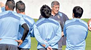 &Oacute;scar Tab&aacute;rez comand&oacute; la delegaci&oacute;n ecuatoriana que lleg&oacute; ayer al pa&iacute;s, pero no podr&aacute; dirigir desde la zona t&eacute;cnica por una sanci&oacute;n impuesta por la FIFA. Foto: Internet