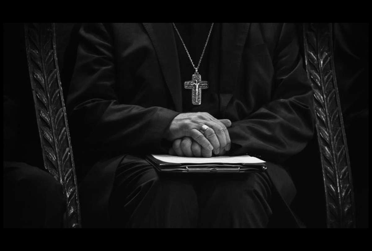 La Fiscalía abrió una investigación por presunto abuso sexual contra un cura de Olón, luego de que un video mostrara al religioso acompañado de adolescentes en una vivienda.
