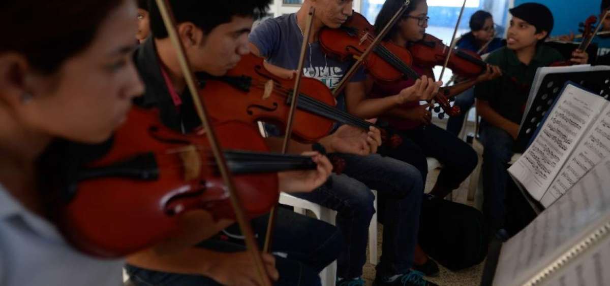 Los ensayos de la orquesta infanto- juvenil se realizan en el cuarto piso del edificio de la EPAM, los lunes, mi&eacute;rcoles y viernes, desde las 15:00. 