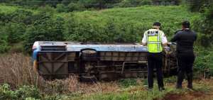 Mujer muere tras volcarse bus en v&iacute;a Tosagua-Rocafuerte