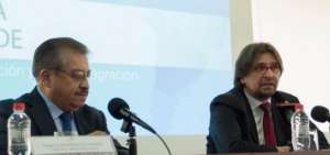 El titular de la c&aacute;tedra Adalid Contreras (izquierda) y el director de Ciespal, Francisco Sierra.