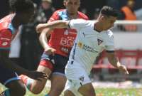 Alexander Alvarado (der.) en el encuentro amistoso con El Nacional, en el estadio Rodrigo Paz Delgado.