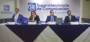 El titular de la Supercom (e), &Eacute;dison Toro, present&oacute; a su equipo de trabajo.