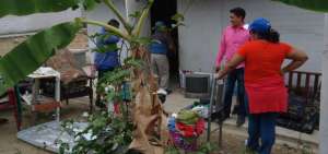 Los desalojados tuvieron que sacar sus pertenencias de las viviendas.