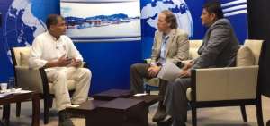 El mandatario durante una entrevista con medios en Dur&aacute;n. 