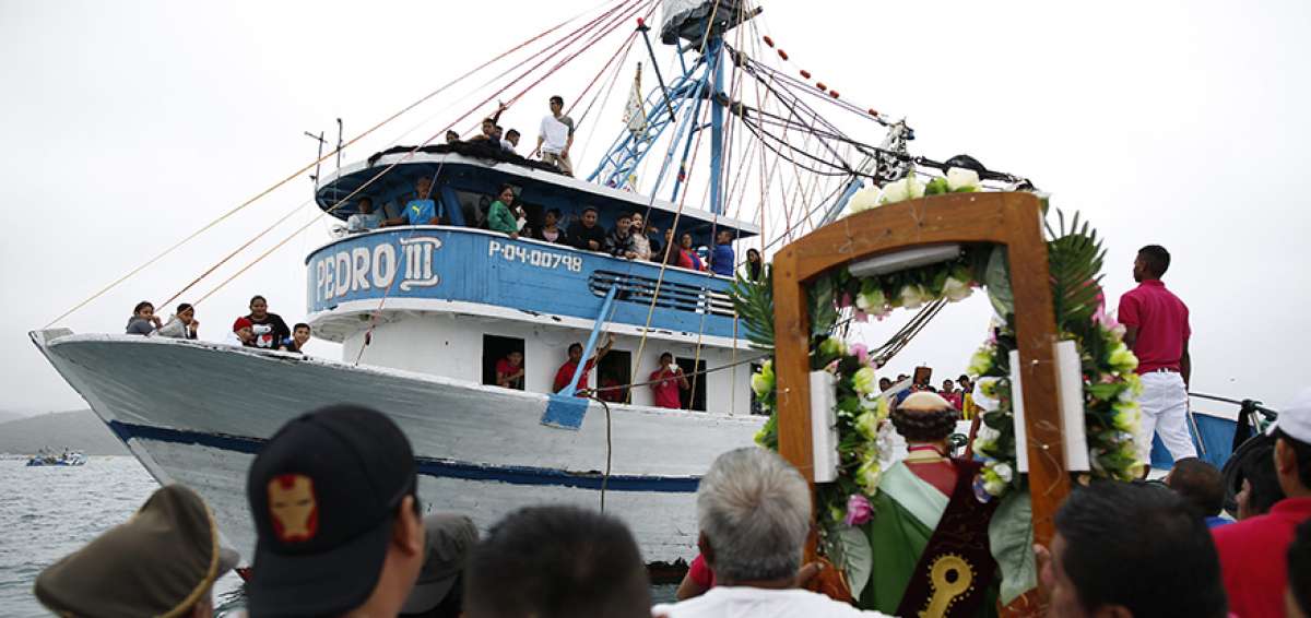 Por m&aacute;s de dos horas, las im&aacute;genes recorren el mar. Centenares de personas participan en las fiestas.