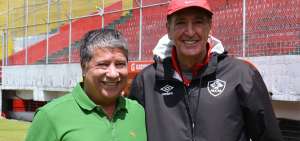 Hern&aacute;n Dar&iacute;o G&oacute;mez (izq.), DT de la selecci&oacute;n nacional, durante su visita a Aucas; en el lugar convers&oacute; con el entrenador oriental, Luis Soler.