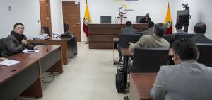 El fiscal del caso, Fabi&aacute;n Salazar (izquierda) anunci&oacute; que analizar&aacute; el fallo del juez Geovanny Freire (centro).