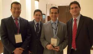  Patricio Silva, CEO del Ecosistema de Innovaci&oacute;n Fintech Digital Bank Latam; Carlos Tovar, gerente ColPayPhone; el ganador, Carlos Ugalde, CEO EcuaPayPhone y Dixon Camacho, gerente Tecnolog&iacute;a ColPayPhone.