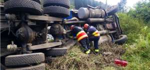 Cami&oacute;n de transporte de madera se accident&oacute; en la Sim&oacute;n Bol&iacute;var