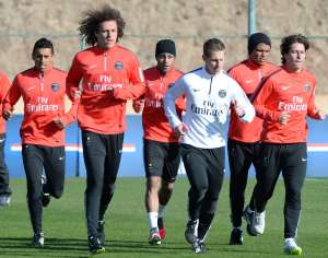 Marquinhos (i.) es suplente en el PSG de David Luiz y Thiago Silva (d.). Foto: AFP